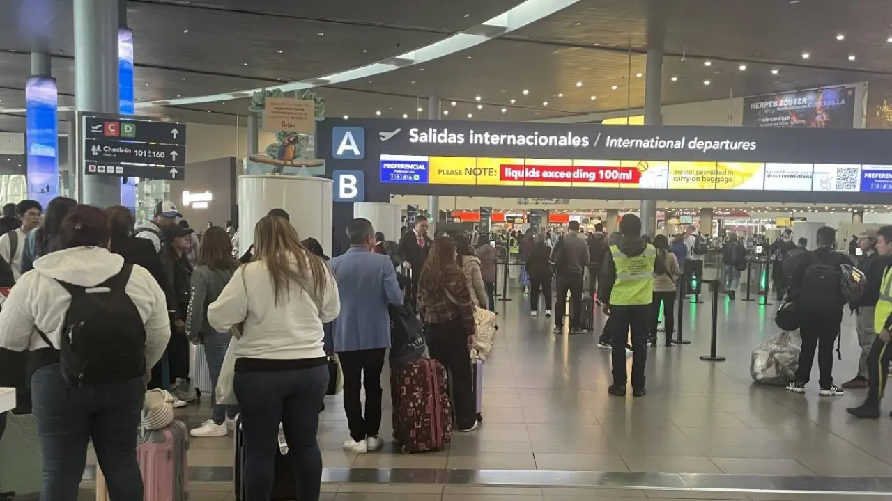 Aeropuertos del país sufrirían retrasos por ‘operación tortuga’ de funcionarios de Migración Colombia