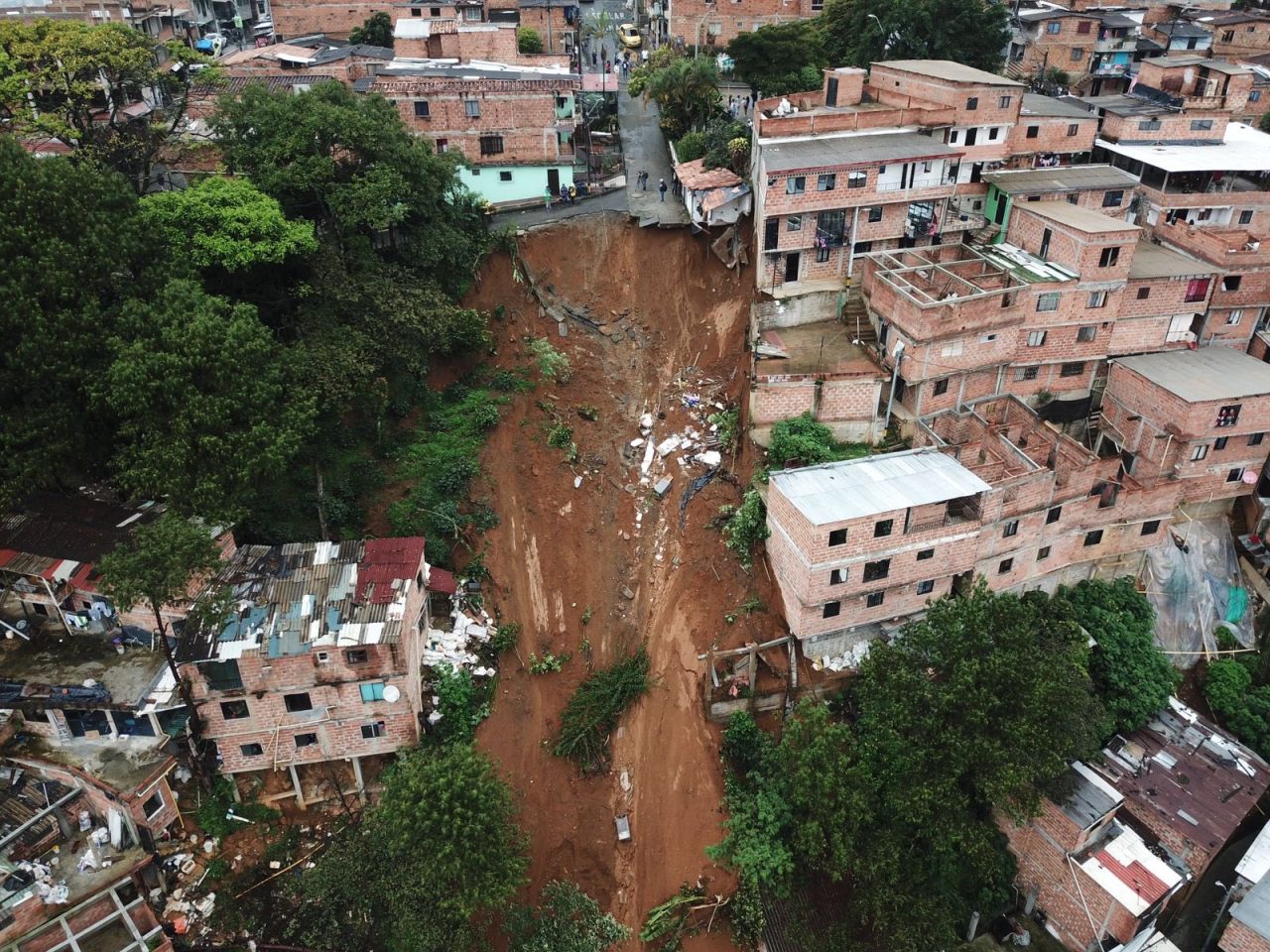 Deslizamiento de tierra en la Comuna 8 de Medellín que generó la evacuación de más de 180 personas
