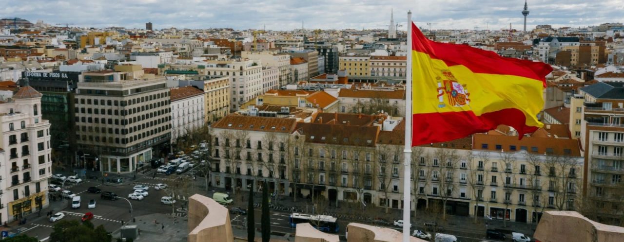 España abre puertas laborales y legales a colombianos