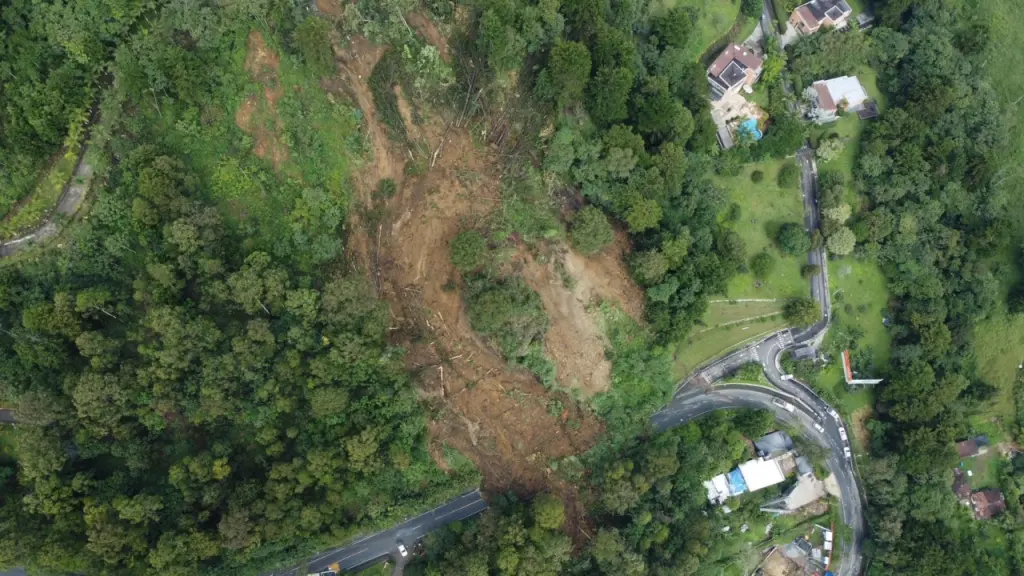 Por invasión de cauces, suspenden construcciones en Loma de los Balsos en Medellín