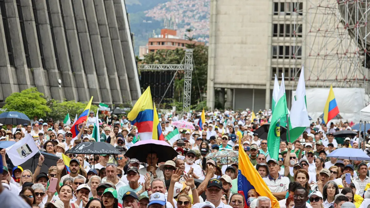 Miles de personas en Medellín llenaron La Alpujarra para rechazar visita de Petro