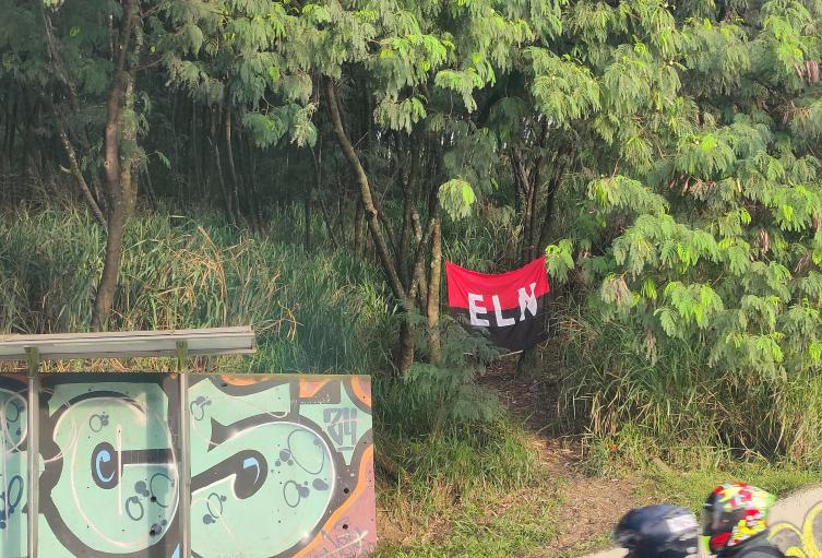Temor en Medellín: Pusieron una bandera del ELN en el occidente de la ciudad