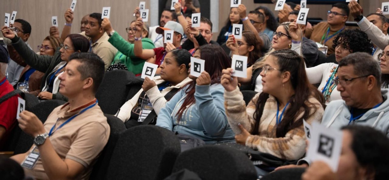 Docentes de Antioquia compartieron experiencias de innovación educativa en el II Foro Departamental de Formación Docente de la IU Digital