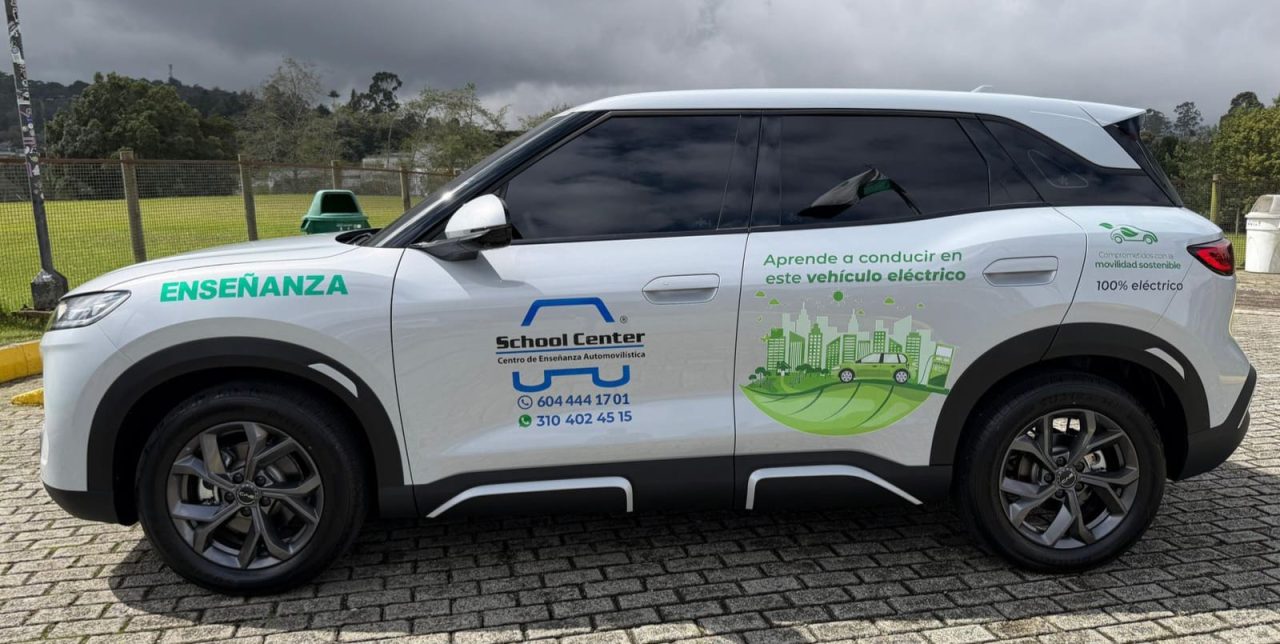 School Center lanza el primer vehículo eléctrico para formar conductores en Medellín: un avance histórico para la educación vial en Colombia