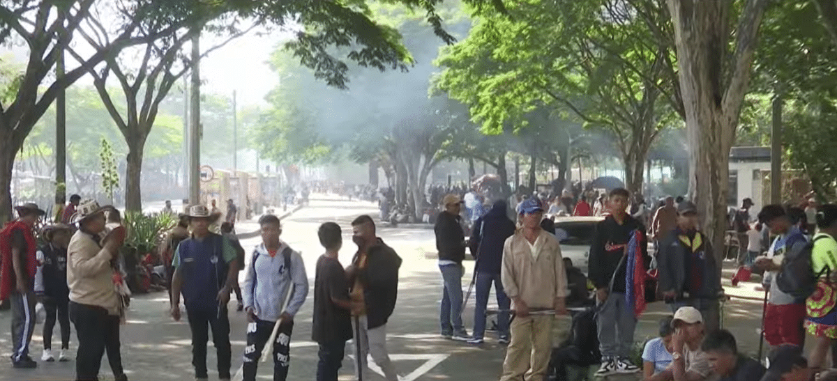 Indigenas-no-saben-por-que-los-trajeron-a-Medellin-a-protestar.png