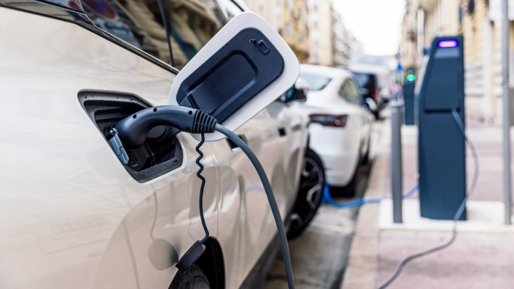 El salto del 129 % en ventas de eléctricos presiona la infraestructura nacional: el debate que marcará Latam Mobility 2026