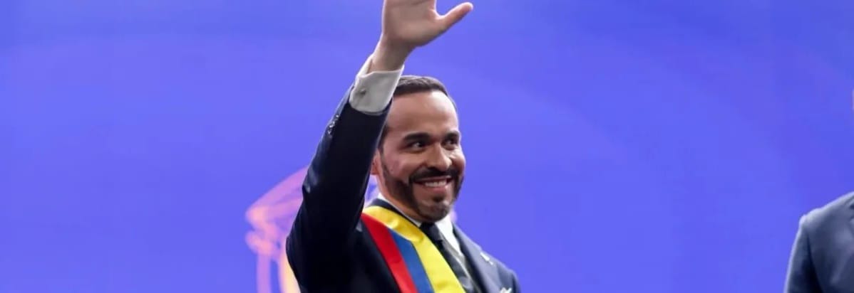 Abelardo-de-la-Espriella-jura-ante-los-congresistas-pero-da-su-primer-discurso-a-los-militares.jpeg