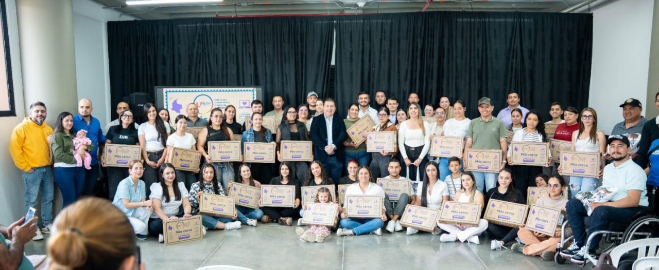 Una estampilla que llega a los territorios: la IU Digital continúa entregando computadores a sus estudiantes