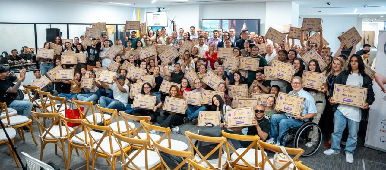 Una estampilla que se convierte en oportunidades: la IU Digital comenzó la entrega de los primeros 100 computadores a sus estudiantes