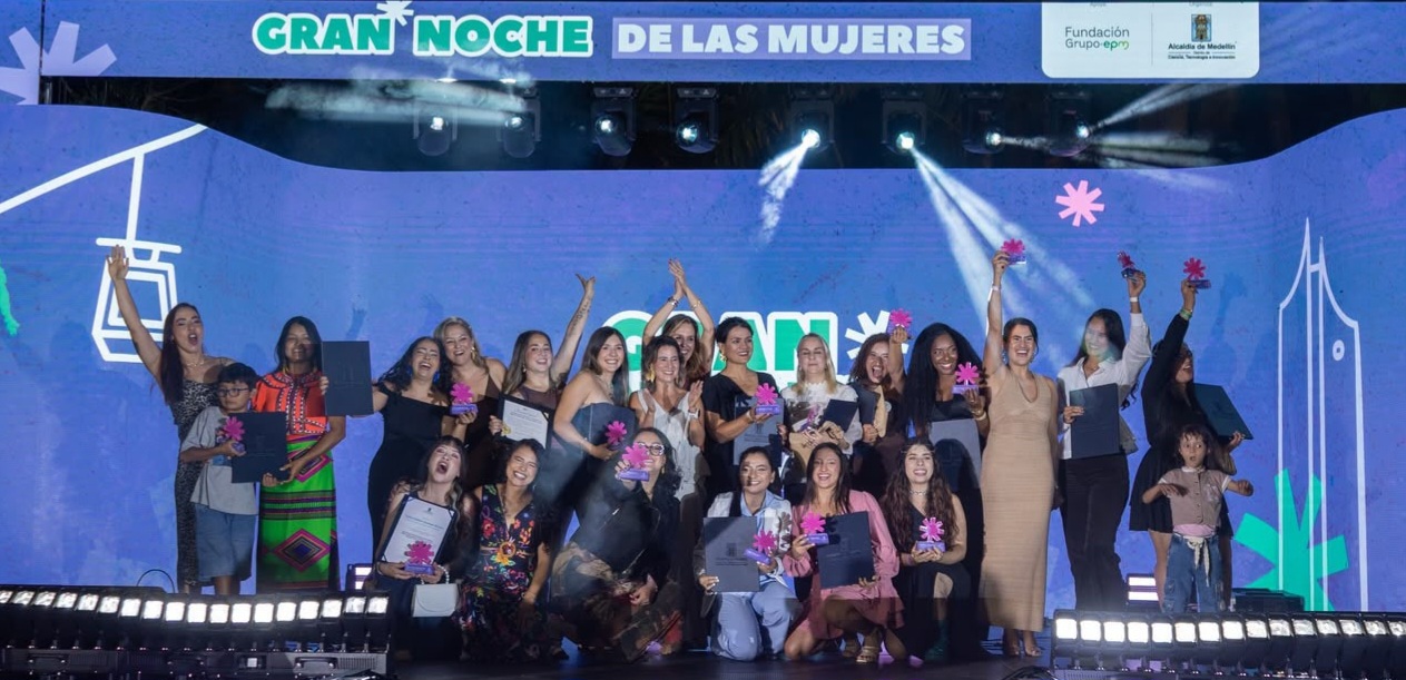 En la Gran Noche Medellín reconoció a 20 mujeres que transforman la ciudad con sus talentos y liderazgos